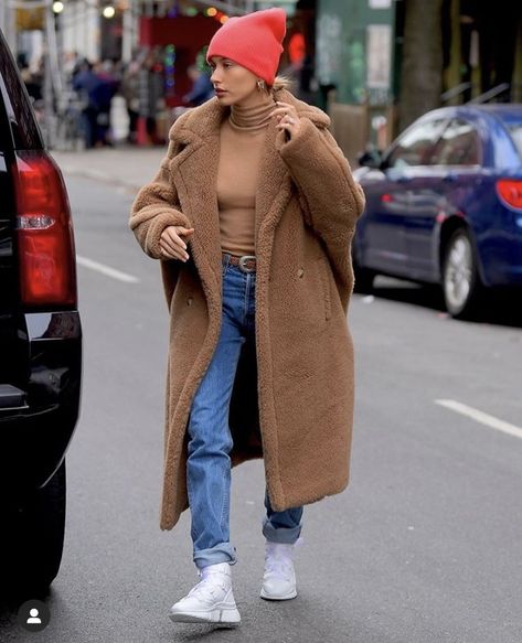 Maxmara Coat, Teddy Coat Outfit, Maeve Reilly, Reformation Jeans, Beanie Outfit, Streetwear Mode, Winter Outfits Cold, Burberry Hat, Teddy Coat