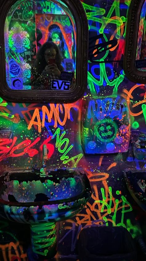 Neon Graffiti Art, Rave Graffiti, Sassoon Dock, Neon Spray Paint, Neon Lights Party, Graffiti Room, Nye Decorations, Neon Rave, Graffiti Quotes