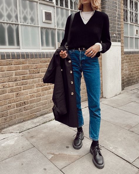 Winter Shoes For Work, Dark Wash Denim Outfit, Uniqlo Outfit Ideas, Winter Style Inspiration, Sweater Styling, Outfit Nero, Uniqlo Outfit, 2024 Shoes, Lizzy Hadfield