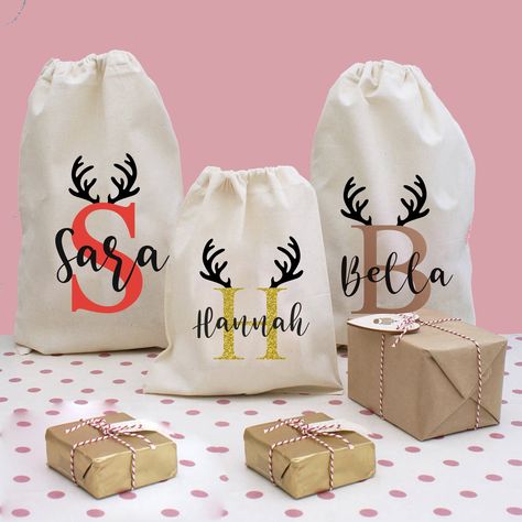 Christmas Gifts Bags, Jute Tas, Personalised Christmas Gifts, Personalised Christmas Sack, Cricut Christmas Ideas, Santa Sacks, Personalised Santa Sacks, Idee Cricut, Gifts Bags