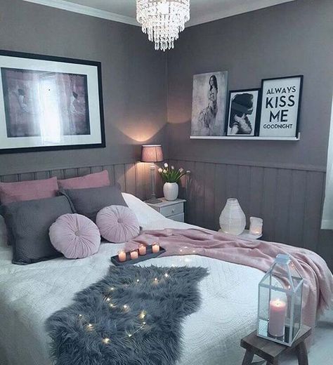 Delicate Lighting and Dusty Pinks Feminize this Grey Bedroom #greybedroom #decorhomeideas Lilac And Grey Bedroom, Lilac Living Room Ideas, Purple And Gray Bedroom, Young Adult Bedroom, Grey Room Decor, Girls Bedroom Grey, Pink And Grey Room, Grey Bedroom Decor, Winter Bedroom