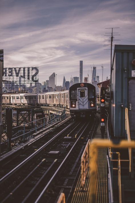 7 train meandering in front of the Manhattan Skyline. - Queens NYC. Nyc Manhattan, New York Train, Nyc Architecture, Nyc Buildings, Train Front View, Nyc Train Aesthetic, New York Metro Aesthetic, New York City Train, Nyc Subway Photography