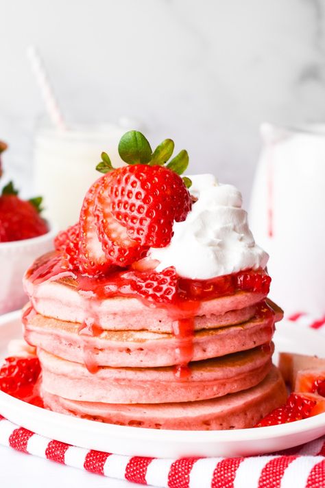 Strawberry Pancakes Recipe, Puding Pisang, Dance Around The Kitchen, Cheesecake French Toast, Banana Pudding Desserts, Strawberry Pancakes, Breakfast Slider, Savory Bites, Idee Babyshower