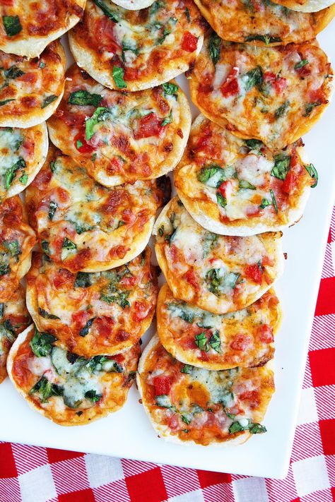 Make Your Own Mini Pizzas + Homemade Pizza Dough – The Comfort of Cooking Mini Pizza Recipes, Mini Pizzas, Southern Lifestyle, Homemade Pizza Dough, Pizza Bites, Crust Pizza, Mini Pizza, Idee Pasto Sano, Deep Dish