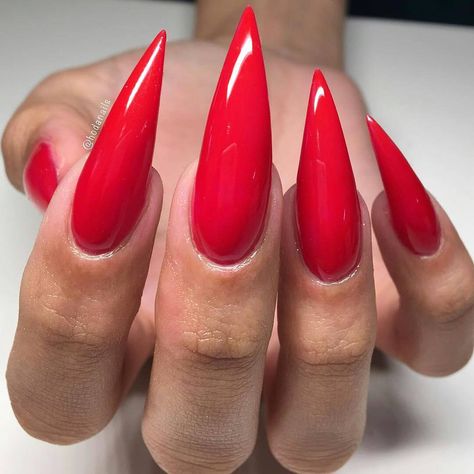 @Quartierlvtin Nail Shape Chart, Red Stiletto Nails, Long Red Nails, Red Manicure, Stiletto Nail Art, Red Stilettos, Stiletto Nails Designs, Nails Polish, Trendy Nail Design