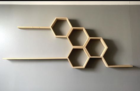 Hexagon Shelf Ideas, Organizing Shelves Bedroom, Honeycomb Wall Art, Hexagon Furniture Design, Diy Honeycomb Shelves, Hexagon Shelf Decor, Hexagonal Shelf, Hexagon Wall Decor, Hexagonal Shelves