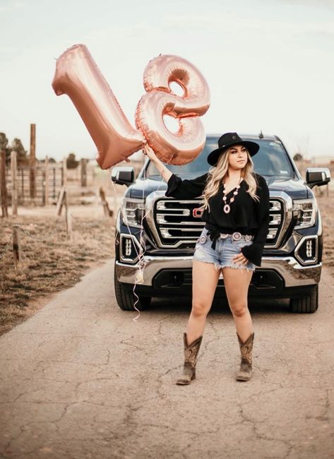 Birthday Photoshoot Ideas Country, Western Outfits Photoshoot, Western Birthday Pictures, Cowgirl Birthday Photoshoot Ideas, Country Birthday Photoshoot, Western Birthday Photoshoot Ideas, Country Birthday Party Ideas For Women, Cowgirl Birthday Photoshoot, Vaquera Photoshoot