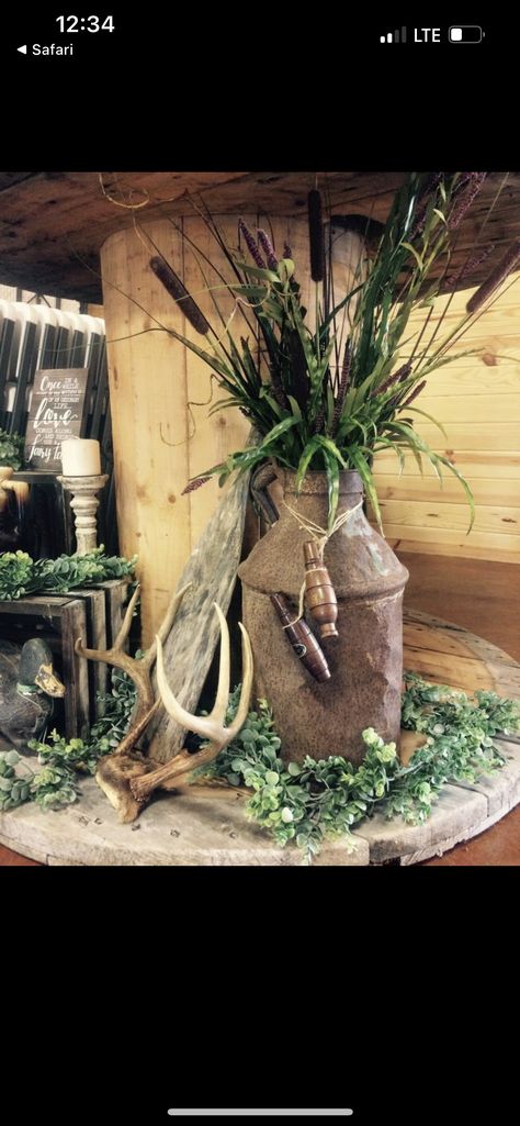 Wilderness Table Decorations, Hunting Grooms Cake Table, Hunting Flower Arrangements, Manly Table Decor, Hunting Theme Table Centerpieces, Waterfowl Wedding Ideas, Grooms Table Hunting Theme, Deer Antler Table Centerpieces, Hunting Themed Centerpieces