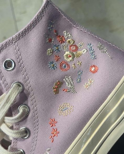 Purple Converse Embroidery, Light Purple Converse Embroidered, Pastel Converse Aesthetic, Purple Embroidered Converse, Lavender Converse Outfit, Purple Converse Aesthetic, Purple Shoes Aesthetic, Purple Converse Outfit, Light Purple Converse