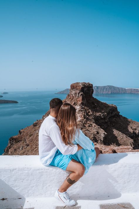 Couple Holiday Photos Summer, Holidays Photos Summer, Pictures In Santorini, Vacation Pictures Couples, Santorini Couple Pictures, Santorini Greece Couple, Santorini Photo Ideas Couple, Couples Vacation Photos, Couples In Santorini