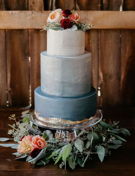 Blue Color Palette Wedding, Classy Wedding Cakes, Burgundy Wedding Cake, Blue Wedding Decorations, Beach Wedding Colors, Beach Wedding Reception, Wedding Reception Ideas, Beach Wedding Cake, Wedding Cakes Blue