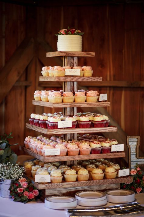 Small Wedding Deserts, Desert Display Wedding, Diy Desert Table, Small Reception Ideas, Desert Table Ideas Wedding, Small Barn Wedding, Desert Bar Wedding, Barn Wedding Centerpieces, Desert Bar