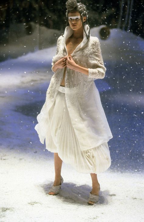 Alexander McQueen Fall 1999 Ready-to-Wear Collection Photos - Vogue Frankie Rayder, Alex Mcqueen, Ghost Clothes, White Inspiration, Fashion Decades, Extreme Fashion, Sculptural Fashion, Become A Fashion Designer, English Fashion