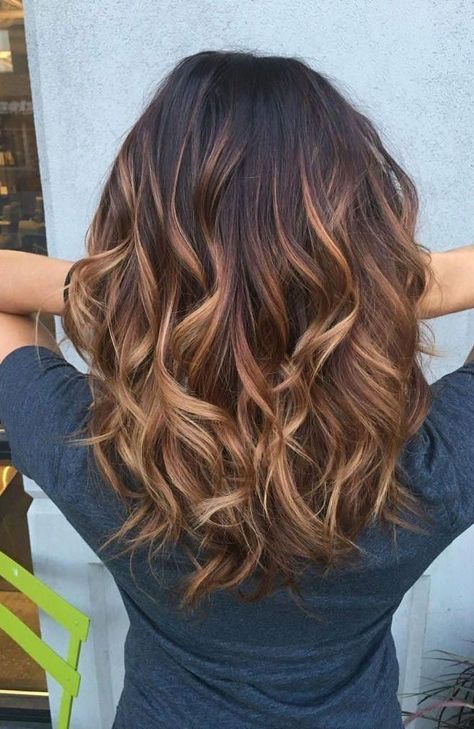 Looking for a change in this season? it’s time to head to the salon and hit the refresh button. We have rounded up the... #chocolatebrownhair Balayage Highlights Short Hair, Beliage Hair, Boliage Hair, Hair Color Ideas For Brunettes Balayage, Curly Hair Color, Short Hair Highlights, Hair Highlight, Medium Hair Color, Hair Color Caramel