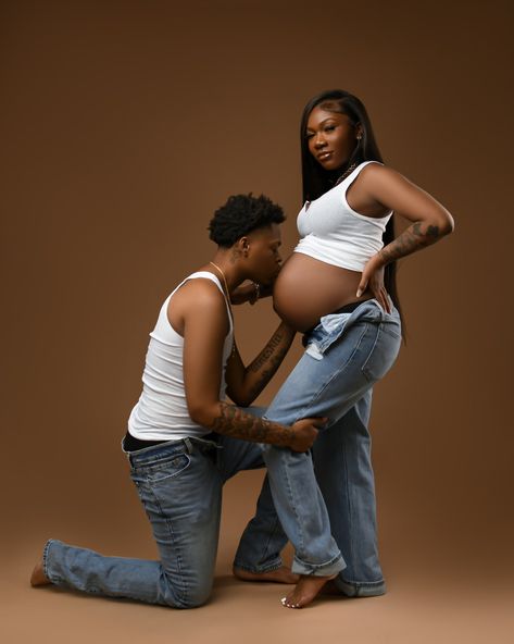 Maternity Shoot Black Women With Dad, Maternity Photography With Partner, Boy Maternity Shoot Picture Ideas, Martenity Photoshoot Idea, Maternity Photo Shoot Ideas With Husband, Pregnant Photo Shoot Ideas, Maternity Pic Poses, Couple Maternity Photo Shoot Ideas, Thanksgiving Maternity Photoshoot