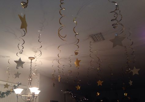 Gold Stars Hanging From Ceiling, Silver Streamers, Gold Streamers, Nye Decor, Ceiling Streamers, Nye Decorations, Ceiling Covering, Eid Decor, Party Streamers