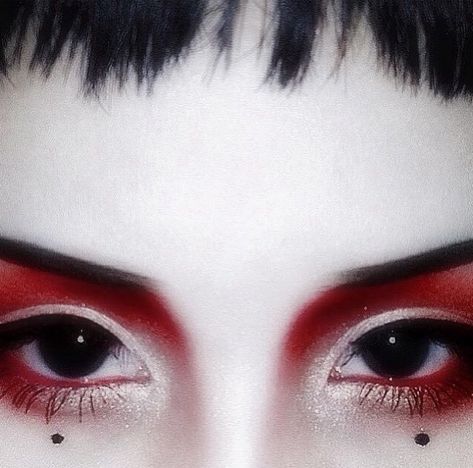 Blurry Makeup, Maquillage Goth, Editorial Make-up, Geisha Makeup, Fantasy Make-up, Alt Makeup, Red Eyeshadow, Smink Inspiration, White Makeup