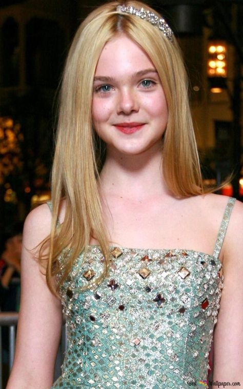 Ella Fanning, Elle Fanning School, The Great Elle Fanning, Brunette Elle Fanning, Princess Aurora Elle Fanning, Aurora Sleeping Beauty Elle Fanning, Real Life Princesses, Cute Hairstyles For School, Hollaback Girl