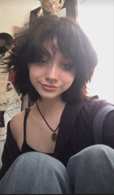 Grunge Haircut, Short Grunge Hair, Girls Short Haircuts, Hair Inspiration Short, Hair Stylies, Alternative Hair, Fluffy Hair, Girl Short Hair, Short Hair Haircuts