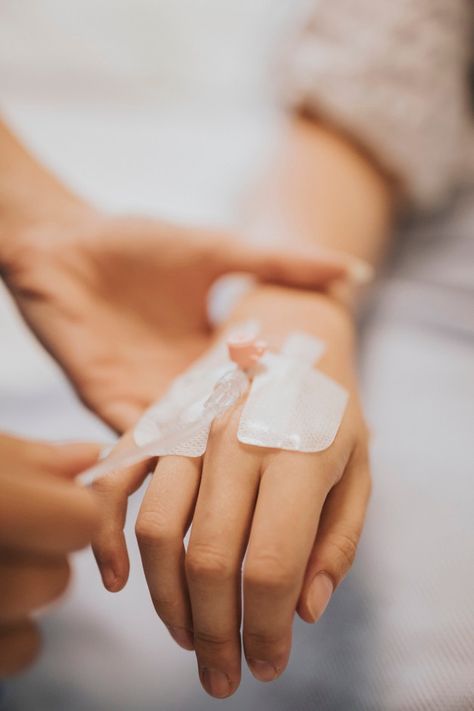 Nurse applying an iv drip to a patient | Free Photo #Freepik #freephoto #hand #woman #medical #health Nursing Iv, Intravenous Drip, Operasi Caesar, Iv Insertion, Images Of Nurses, Vet Life, Home Nursing Services, Iv Vitamin Therapy, Intravenous Therapy