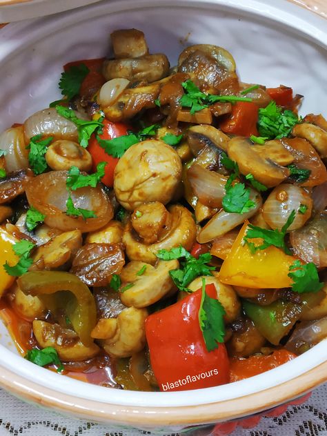 Mushroom Chilli/ Mushroom Chilli Recipe Garlic Mushroom Recipes, Mushroom Chilli Recipe, Chilli Mushroom Recipe, Chilli Mushroom, Veg Chili, Veg Stir Fry, Garlic Mushrooms Recipes, Main Course Ideas, Mushroom Curry