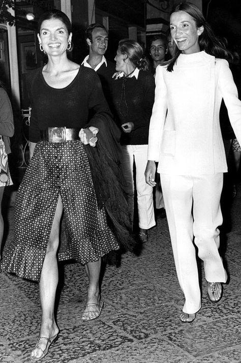 Jackie and Lee, 1971, in Capri , Italy.                                                                                                                                                                                 More Carole Radziwill, Jackie O Style, Lee Radziwill, Jackie Onassis, Jackie O, Olivia Palermo, 가을 패션, Gigi Hadid, Mode Vintage