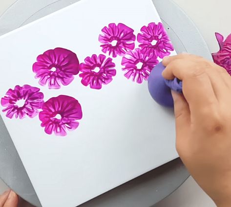 How to Paint Flowers With a Balloon Instructions Paint With Balloons Canvases, Flower Painting Preschool, Painting Ideas On Canvas Easy Flowers, How To Paint Flowers On Canvas, Qtip Flowers Painting, Flower Print Painting, Paint A Flower Easy, Ballon Art Painting, Painting Flowers With Balloons