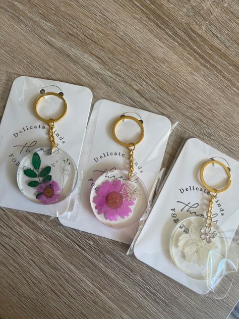 Resin Keychain Packaging, Resin Circle Keychain, Gantungan Kunci Resin, Risen Art, Diy Resin Keychain, Coasters Resin, Pressed Flower Crafts, Ipad Tutorials, Packaging Ideas Business