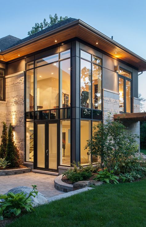 Straight Lines....Large Long Windows...Such a Modern Home...yet with the black trim it looks cozy and warm. Contemporary Exterior Design, Lots Of Windows, Contemporary Exterior, Glass Walls, Have Inspiration, Dream House Exterior, Modern Exterior, Small House Design, Glass House