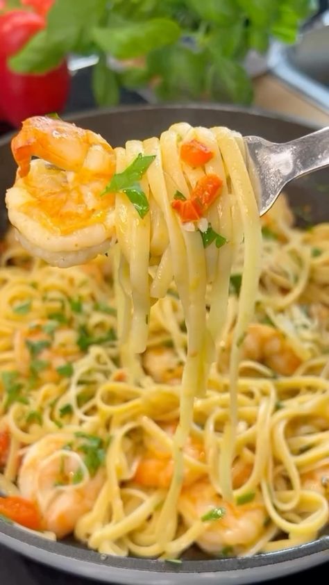 Chef Of Heart | Lemon Shrimp Pasta Without Cream! 🍤 🍝 Simple & delicious (via: @tagesrezept_ Ingredients: •4 tbsp olive oil • 350g shrimp •2 cloves of g… | Instagram Pasta Without Cream, Lemon Shrimp Pasta, Easy Shrimp Pasta, Shrimp Pasta Recipes Easy, Lemon Shrimp, Easy Shrimp, Shrimp Pasta, Seafood Dinner, Calamari