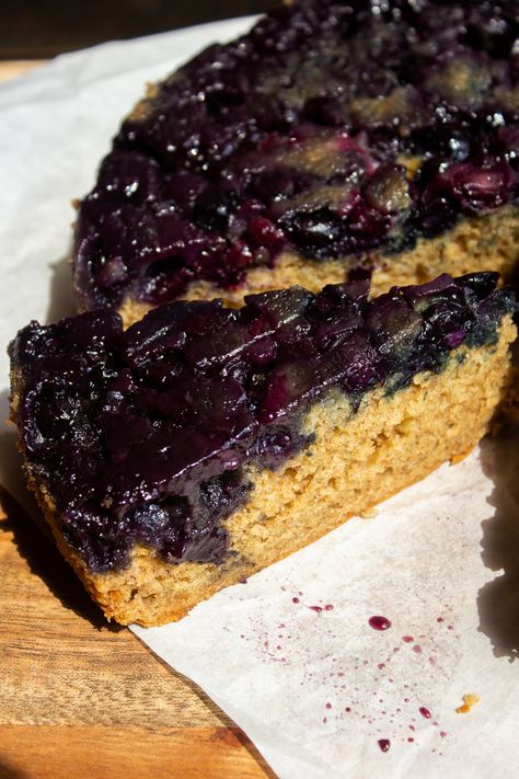 Blueberry Banana Upside Down Cake - Taffey Bakery Taffey Bakery, Leftover Bananas, Banana Upside Down Cake, Lemon Blueberry Muffins, Blueberry Juice, Summer Cakes, Decadent Cakes, Baked Banana, Blueberry Recipes