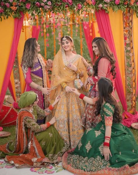 Bridal Shoot With Friends, Wedding Poses For Friends, Mehendi Function Photography, Mehndi Poses For Bride With Friends, Mayon Poses, Sister Wedding Mehndi, Mehndi Outfit Bridesmaids, Pakistani Bridesmaids, Haldi Ceremony Outfit