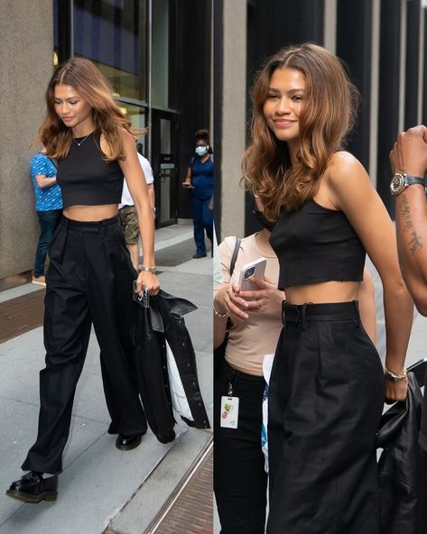 emilie ♡ on Twitter: "Zendaya’s street style is immaculate!! https://t.co/ooXqbAjpwp" / Twitter Zendaya Style Street, Zendaya Street Style, Mode Zendaya, Estilo Zendaya, Zendaya Outfits, Zendaya Style, Famous Outfits, New York Street Style, Style Muse