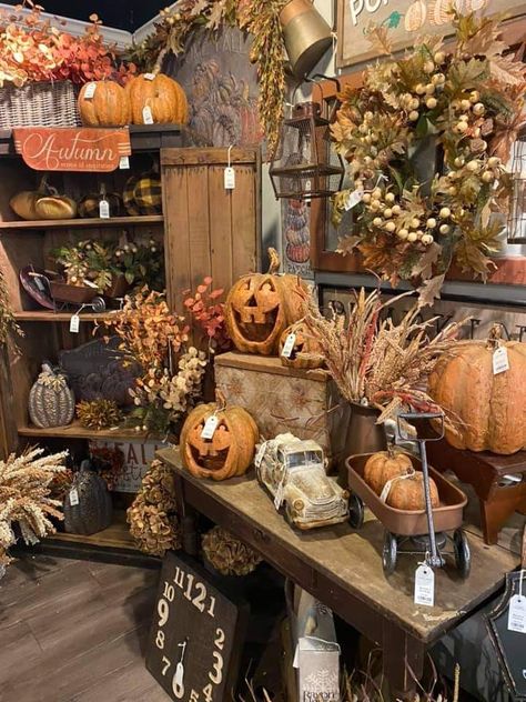 Fall Decor For Boutique, Fall Home Decor Retail Display, Fall Florist Window Displays, Retail Store Fall Display, Pumpkin Retail Display, Fall Decor Store Displays, Primitive Store Display Ideas, Boutique Fall Display, Autumn Shop Display