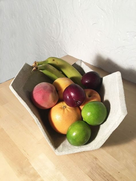 Make a Geometric Fruit Bowl from Concrete & Cardboard Concrete Fruit Bowl, Diy Fruit Basket, Fruit Bowl Art, Diy Fruit Bowl, Hypertufa Projects, Cement Furniture, Painted Branches, Chalk Paint Wax, Cement Projects