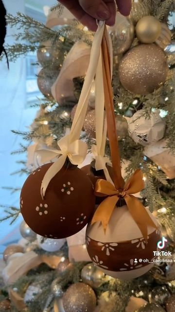 Carolina on Instagram: "Barro inspired ornaments I made last year for Christmas🎄🎅🏽. . #christmas #christmasdecor #christmasornaments #diy #xmas #mexicanchristmas #esferas #esfera #barro #mexico #culture #cultura #craft #paint #handmade #christmastree #mexican #holiday #holidaydecor #neutral #aesthetic #decor #inspo #señora #navidad #garland #arbolito #mexicanart #artesanato #artist" Barro Christmas Ornaments, Mexican Barro Christmas Tree, Barro Christmas Tree, Barro Ornaments Mexican, Mexican Inspired Christmas Tree, Mexican Christmas Trees, Hispanic Christmas Decorations, Mexican Christmas Ornaments Diy, Mexican Ornaments Diy