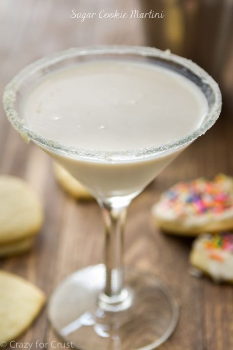 Every holiday needs a signature drink and this Sugar Cookie Martini is the perfect adult beverage for Christmas! Sugar Cookie Martini, Cookie Martini, Sweet Martini, Christmas Cocktails Easy, Winter Sangria, Crazy For Crust, Winter Drink, Rum Cocktails, Christmas Cocktail