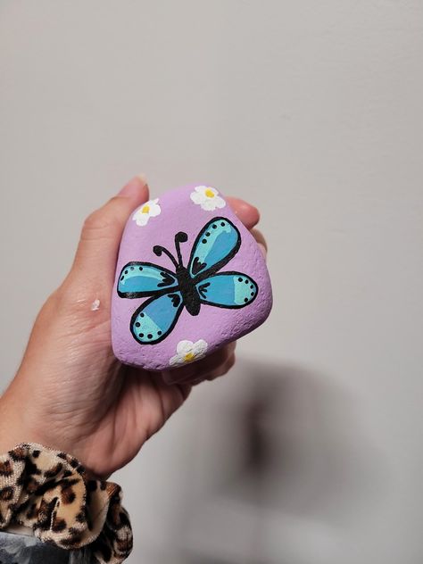 Rock Painting Butterfly, Butterfly Rock Painting Easy, Butterfly Rock Painting, Rock Art Painting, Rocks Garden, Painting Butterfly, Butterfly And Flowers, Easy Design, Kindness Rocks