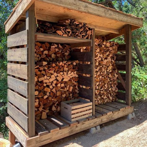 10 DIY Firewood Storage Ideas Diy Firewood Storage, Diy Firewood Shed, Modern Outhouse, Outhouse Plans, Firewood Storage Outdoor, Outdoor Firewood Rack, Lean To Shed Plans, Firewood Shed, Lean To Shed