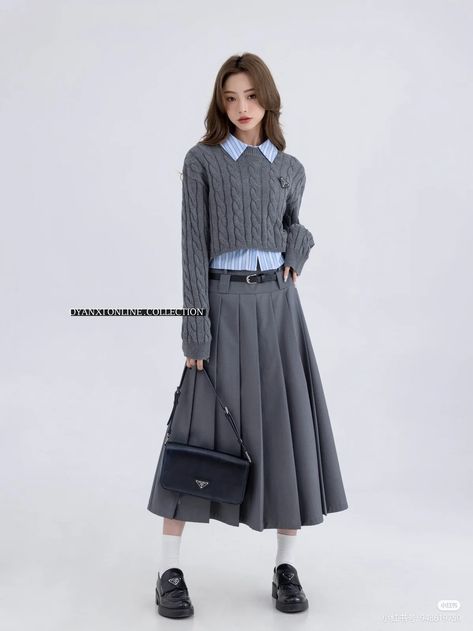 Japanese Corporate Fashion, Fashion Outfits Simple, Timeless Wardrobe Essentials, Japanese Minimalist Fashion, Minimalist Fashion Outfits, Japanese Minimalist, Chinese Fashion Street, Long Skirt Fashion, Outfits Simple