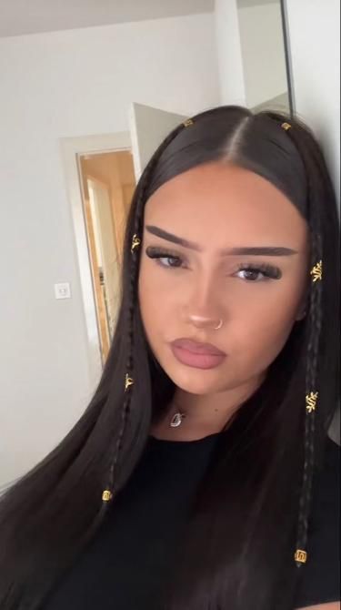 Gold Hair Accessories Aesthetic, Fancy Hairstyles Straight Hair, Hair Styles With Charms, Slick Back Hairstyles Wavy Hair, Hairstyles With Gold Accessories, Easy Rave Hairstyles, Easy Hairstlyes, Rubberband Hairstyles Natural Hair, Miami Hairstyles