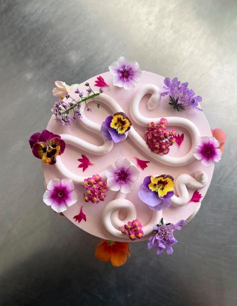 (1)Flowers // @babyt_rexfarms (2)CAKE // @bayousaintcake Desserts With Flowers, Flower Inspired Food, Real Flower Cake Decorating, Cake Trends 2024 Birthday, Piped Flower Cake, Cake Trends 2024, Rectangle Cake Designs, Birthday Cake With Roses, Blackberry Buttercream