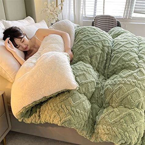 PRICES MAY VARY. Thickened Super Soft Insulation Hibiscus Winter Quilt - A good night's sleep is an important part of your health! These high-quality duvets are made of natural fibers. It can breathe and provide stable temperature for sleep. Three-dimensional Quilting Process - The winter quilt adopts quilting and precise wave stitching to ensure that the filling remains smooth and avoid gaps and clumps.Scientific division,dispersing pressure,locking warmth,delicate and dense,smooth and beautifu Mansions Interior, Beautiful Bed Designs, Weighted Comforter, Simple Bed Designs, Luxury Mansions, Leaving Room, Quilt Comforter, Simple Bed, Winter Quilts