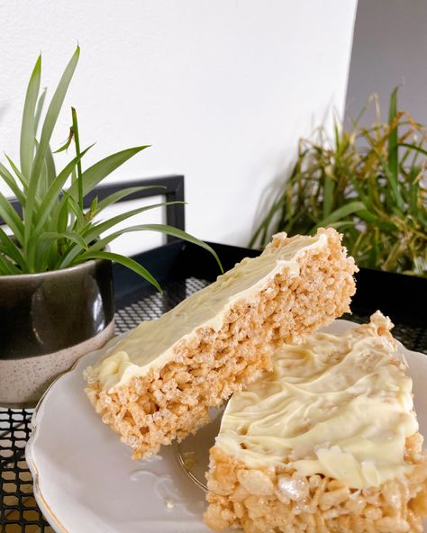 Rice Krispie treats with plants in the background Rice Krispie Treats Aesthetic, Treats Aesthetic, Sweets Easy, Snacks Homemade, Aesthetic Chocolate, Instagram Filler, Rice Krispies Treats, Blogger Instagram, Food Baking