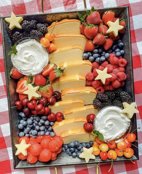 30 Patriotic 4th of July Charcuterie Boards » Lady Decluttered 4th Of July Camping, 4th July Food, Fruit Platter Designs, Patriotic Food, 4th Of July Desserts, Charcuterie Inspiration, Fourth Of July Food, Charcuterie And Cheese Board, Charcuterie Recipes