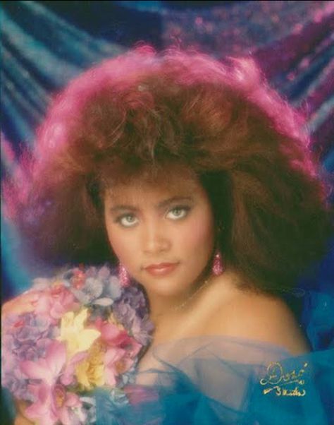 Who remember's the 90s with its Glamour Shots!!! This is one that went wrong! 80s Big Hair, Glamour Shoot, Huge Hair, Awkward Photos, Glamour Shots, Glamour Photography, Photography Wallpaper, Studio Portraits, Fancy Outfits