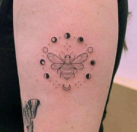 25 Best Bee Tattoo Ideas for Women - Beautiful Dawn Designs Tattoo Ideas Bee, Bee Tattoos For Women, A Bee Tattoo, Bee Tattoo Design, Bee Tattoo Ideas, Small Simple Tattoos, Queen Bee Tattoo, Small Bee Tattoo, Bee Tattoos