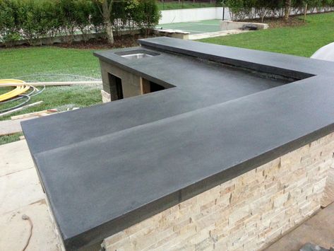 outdoor concrete counter top, black stainz #outdoorkitchencountertopswood Concrete Bar Top, Outdoor Countertop, Concrete Counter Top, Concrete Outdoor Kitchen, Concrete Bar, Concrete Countertops Outdoor, House Porch, Outdoor Kitchen Countertops, Outdoor Kitchen Bars