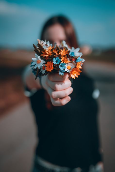 Girl Holding Flowers, Flower Portrait, Hd Dark Wallpapers, Giving Flowers, Hand Flowers, Plant Images, Portrait Pictures, Holding Flowers, Pastel Pink Aesthetic