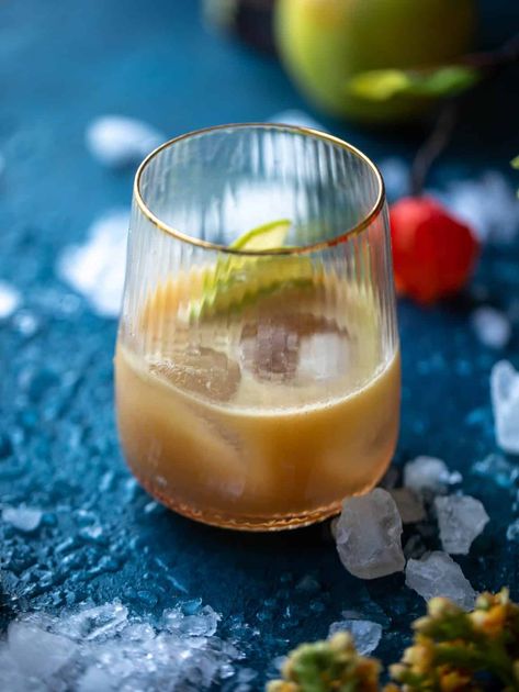 Caramel Apple Old Fashioned - Caramel Apple Old Fashioned Recipe Apple Old Fashioned, Apple Cider Drinks, Apple Cider Hot Toddy, Beer Cheese Recipe, Smoked Whiskey, Homemade Cider, Caramel Apple Cider, Bourbon Apple Cider, Apple Cider Drink